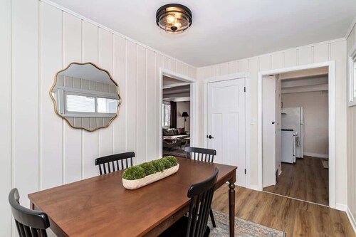 Modern 3BR Getaway-Stylish, Ames