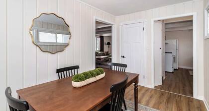 Modern 3BR Getaway-Stylish, Ames