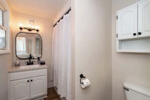 Douche, sèche-cheveux, serviettes fournies