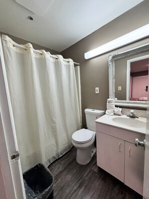 Comfort Double Room | Bathroom | Combined shower/tub, free toiletries, towels, soap - Live In Lodge (Marietta)