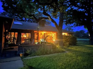 Exterior - 5 star ranch retreat with a million dollar view (Hamilton)