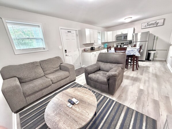 Smart TV - Comfortable/Close to Everything 2-bedroom/ 1 bath Apartment in North Charleston. (North Charleston)