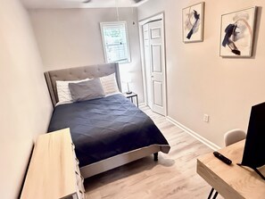 2 habitaciones, escritorio, tabla de planchar con plancha y wifi gratis