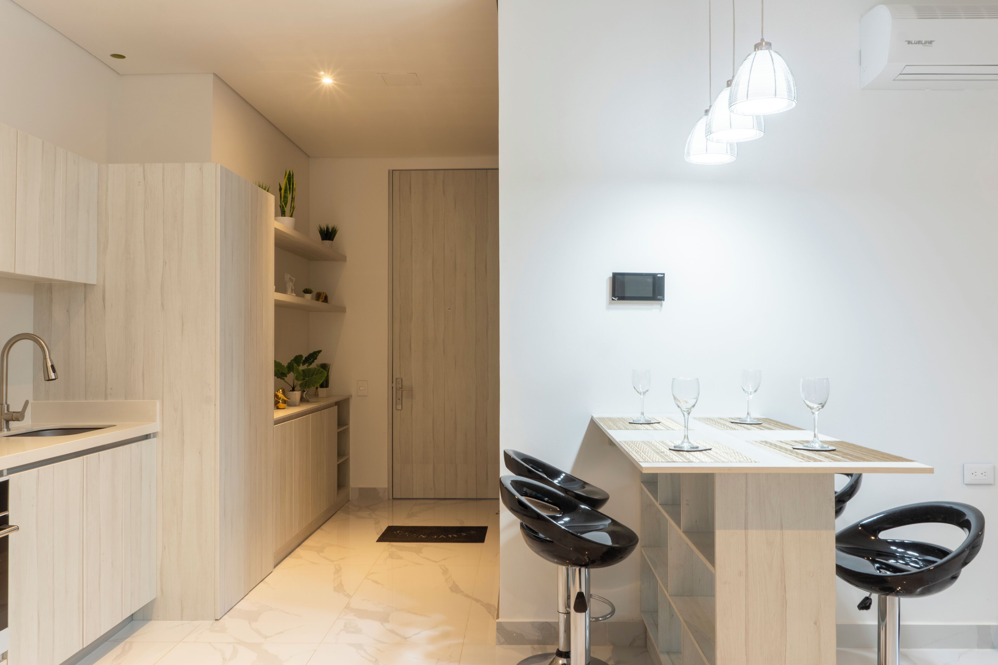 Refrigerador, horno, licuadora y utensilios de cocina 