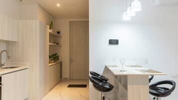 Refrigerador, horno, licuadora y utensilios de cocina