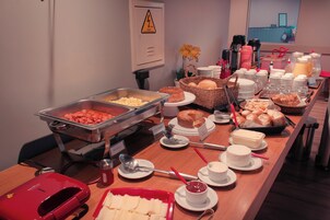 Café da manhã self-service grátis todos os dias