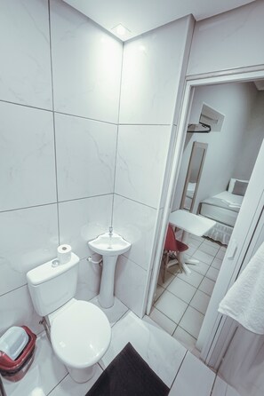 Twin Room, 2 Single Beds | Bathroom | Shower, towels, soap, shampoo - Hotel Apiacás (Ribeirão Preto)