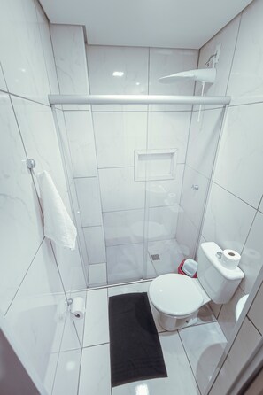 Habitación con 2 camas individuales, 2 camas individuales | Baño | Ducha, toallas, jabón y champú