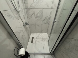 Shower, hair dryer, slippers, bidet - Istanberry - Scarlet Apartments (Istanbul)