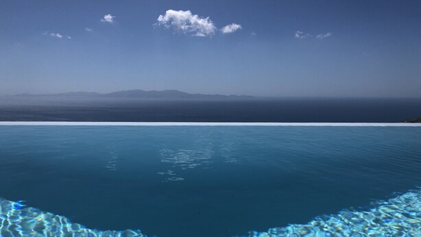 Ein Pool mit freiem Blick auf eine Bergkette im Hintergrund.