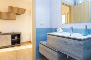 Doccia, asciugacapelli, bidet, asciugamani
