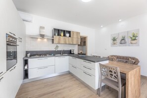 Frigorífic, microones, forn i placa de cuina 