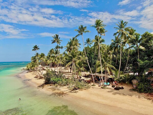 Plage, chaises longues, serviettes de plage