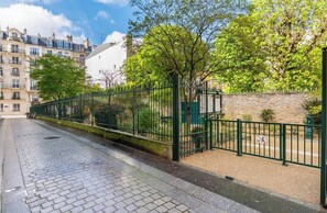 Property grounds - Parisian Flat for Work and Study (Paris)