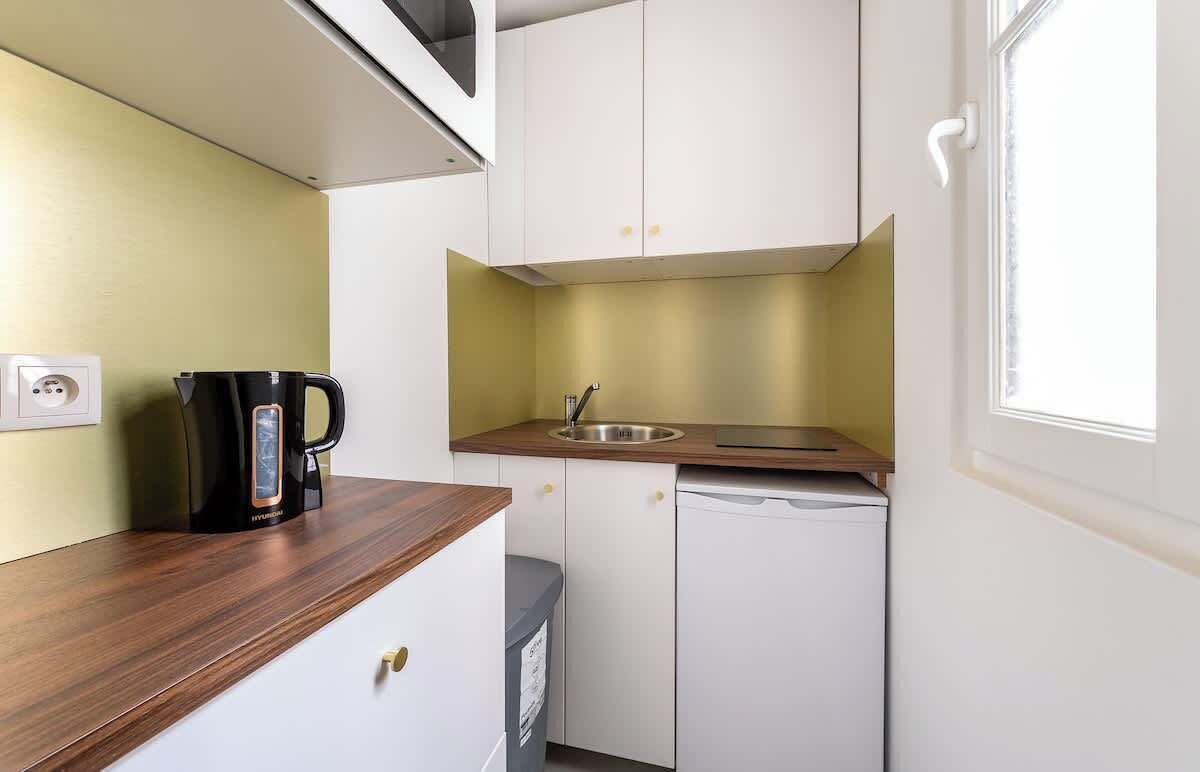 Coffee/tea maker, fridge, microwave, stovetop