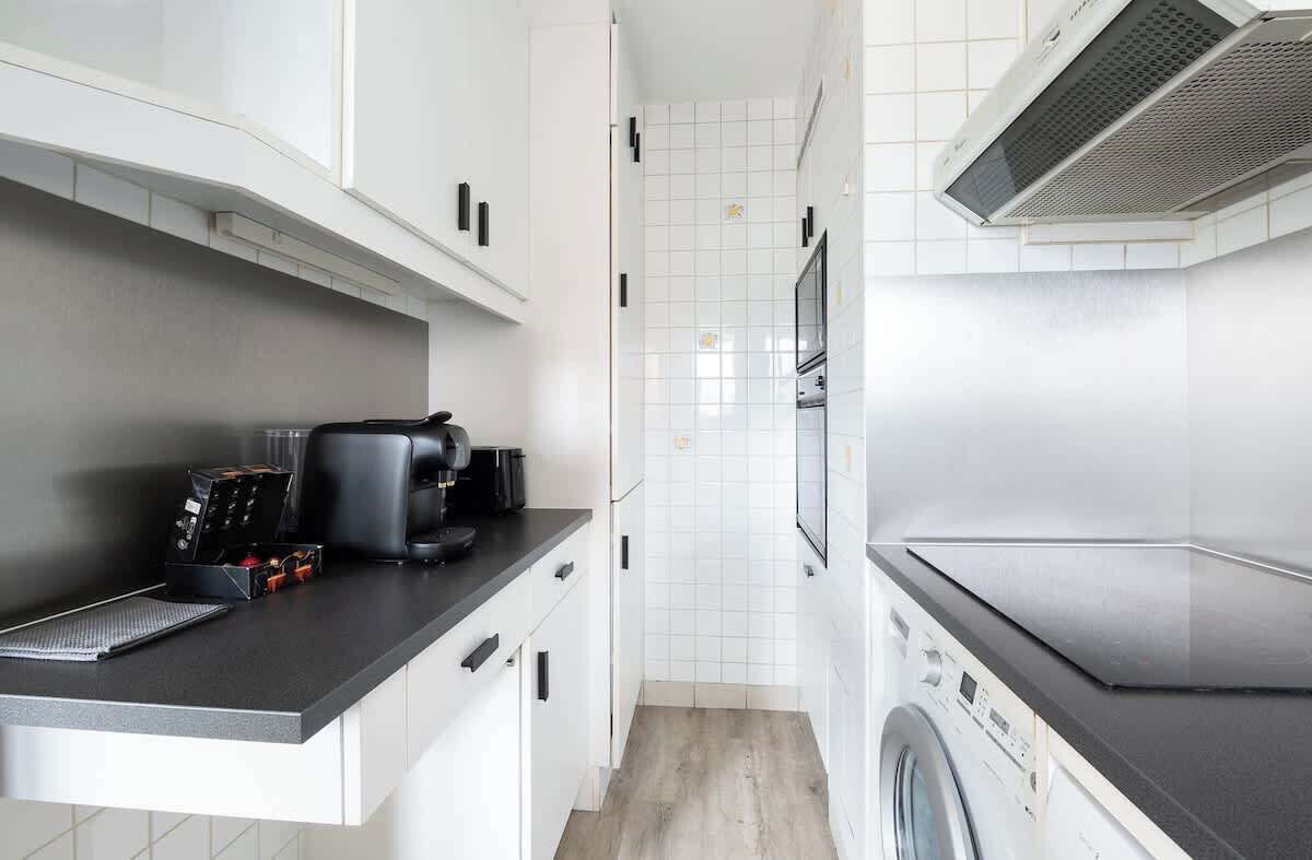 Wasserkocher mit Kaffee-/Teezubehör, Kühlschrank, Mikrowelle, Ofen