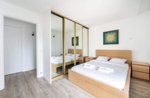 Iron/ironing board, WiFi, bed sheets