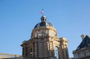 Un edificio storico con una cupola imponente e una bandiera.