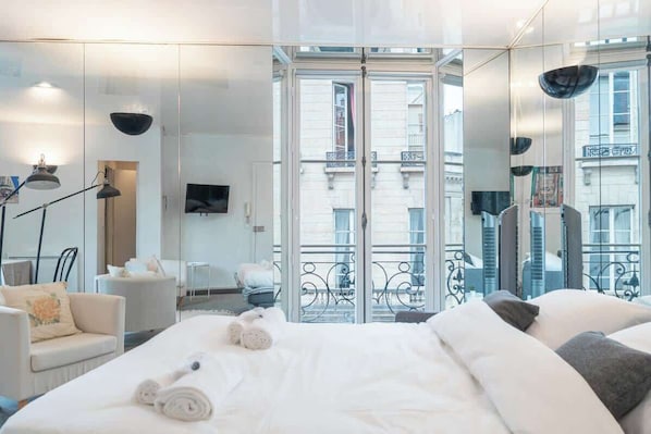 Iron/ironing board, WiFi, bed sheets