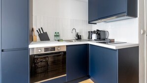 Una cucina moderna dotata di lavastoviglie, forno e macchina da caffè.