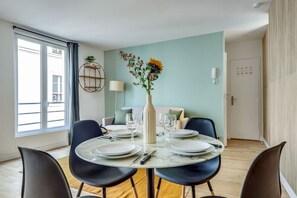 Dining - Montmartre : At 10min from Sacré-Coeur & Luminous (Paris)