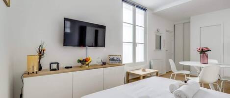 مكتب ومكواة/لوح كي وسرير سفر وواي فاي مجانًا