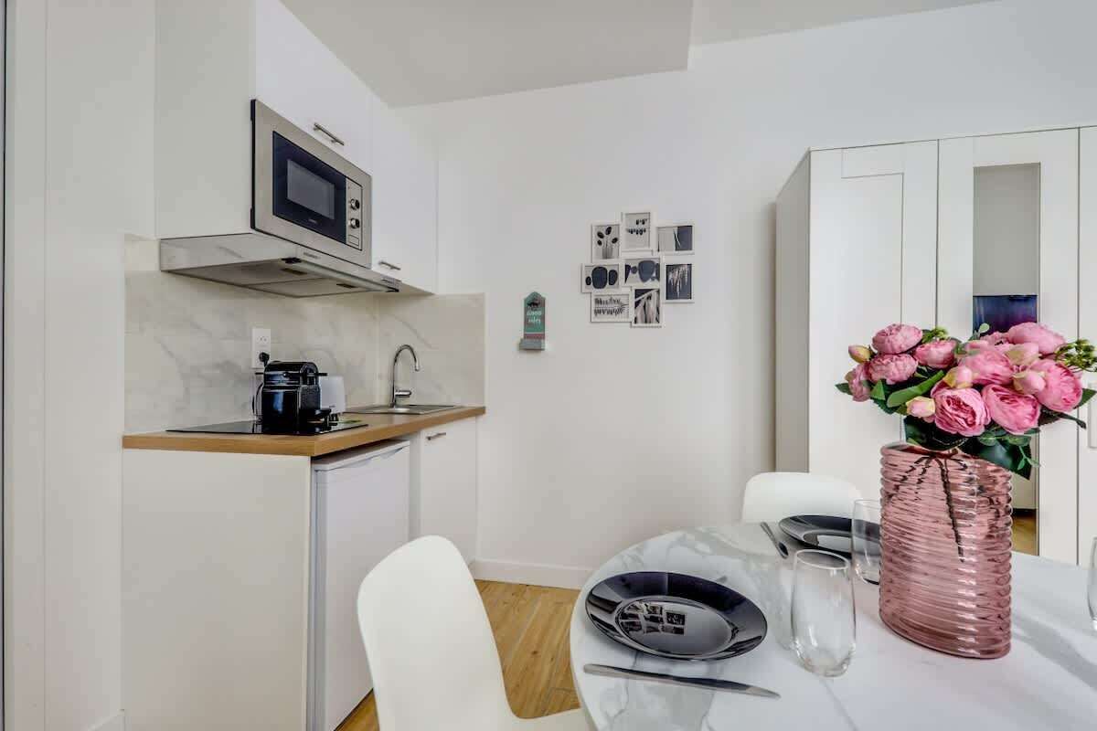 Cafetière/bouilloire, réfrigérateur, micro-ondes, plaque de cuisson