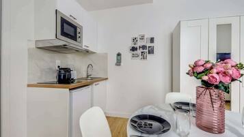 Cafetière/bouilloire, réfrigérateur, micro-ondes, plaque de cuisson