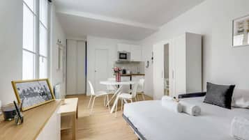 Een strijkplank/strijkijzer, reisbedje, gratis wifi, beddengoed
