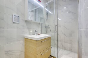 Shower, hair dryer, shampoo