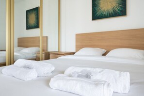 1 slaapkamer, een bureau, een strijkplank/strijkijzer, wifi