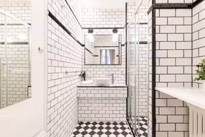 Shower, hair dryer, shampoo - Butte-Chaumont : Close to Center of Paris (Paris)