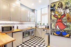Fridge, microwave, oven, dishwasher - Butte-Chaumont : Close to Center of Paris (Paris)