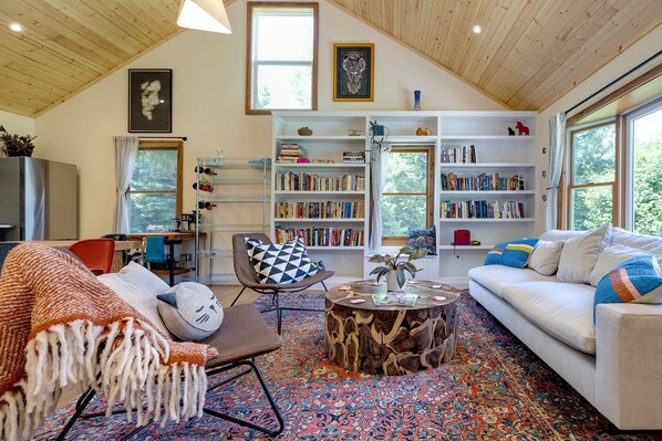 Smart-TV, Bücher, Stereoanlage