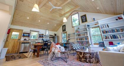 Cozy European Cottage at Lake Arrowhead near Shenandoah National Park entrance