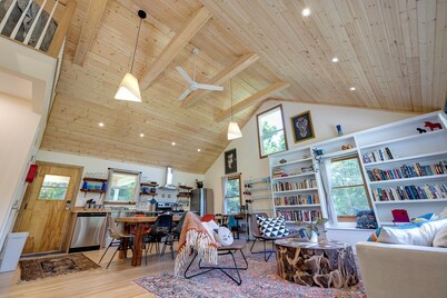 Cozy European Cottage at Lake Arrowhead near Shenandoah National Park entrance
