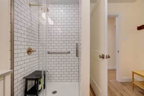 Regadera, amenidades de baño ecológicas, secadora de cabello, bidet 