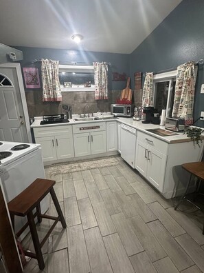 Mikrobølgeovn, ovn, kokeplater og oppvaskmaskin