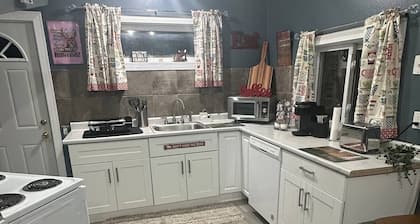 Cozy cabin in Historic Idlewild with WiFi, AC, & access to the snowmobile trail.