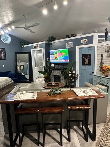 Cozy cabin in Historic Idlewild with WiFi, AC, & access to the snowmobile trail.