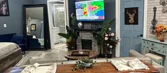 Cozy cabin in Historic Idlewild with WiFi, AC, & access to the snowmobile trail.