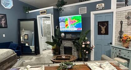 Cozy cabin in Historic Idlewild with WiFi, AC, & access to the snowmobile trail.