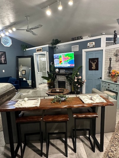 Cozy cabin in Historic Idlewild with WiFi, AC, & access to the snowmobile trail.