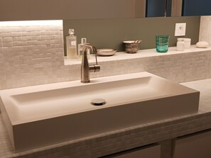 Shower, hair dryer, towels, soap - PARIS - Montmartre 60 m² - 1 bedroom - 4th floor (Paris)