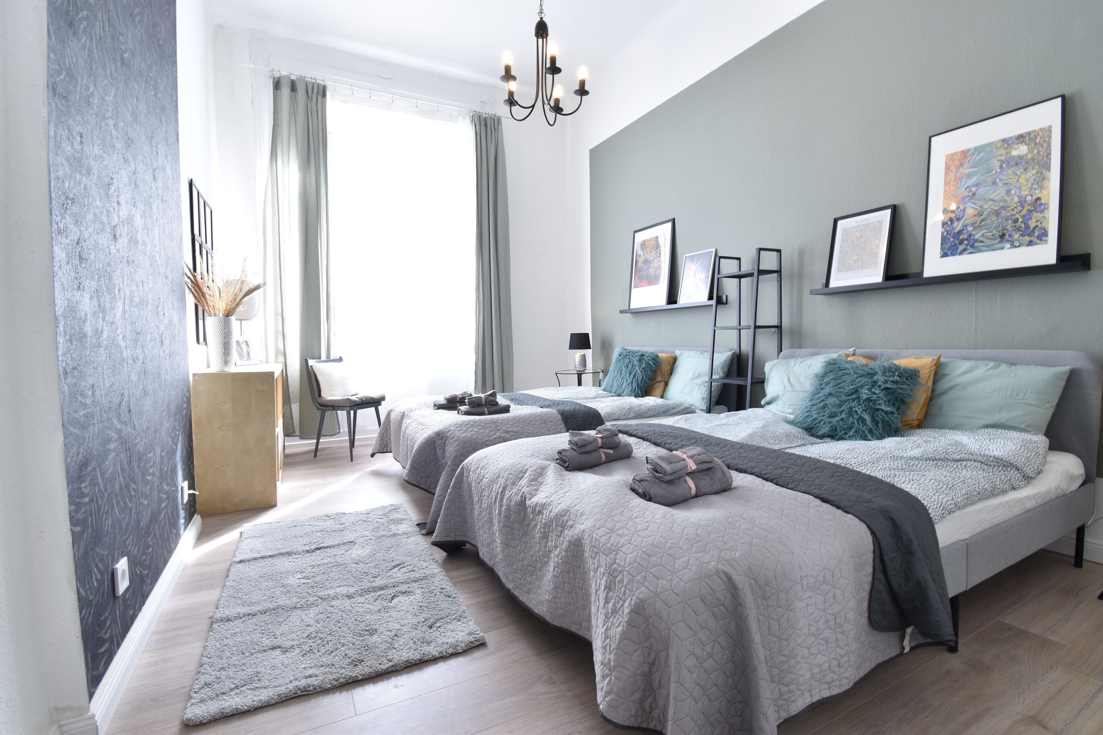 4 bedrooms, iron/ironing board, WiFi, bed sheets