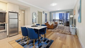 Un appartement moderne comprenant une cuisine, un coin repas et un salon.