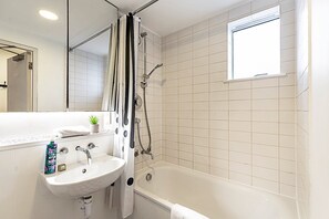 Hair dryer, towels - Cosy Camden Retreat Near Markets & Tube (London)