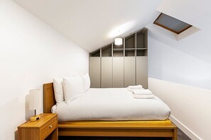 1 slaapkamer, een strijkplank/strijkijzer, internet, beddengoed