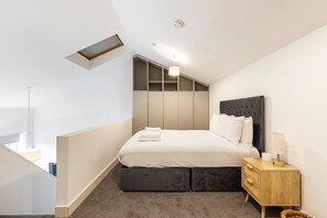 1 bedroom, iron/ironing board, Internet, bed sheets - Stylish Camden Flat Near Markets & Tube (London)