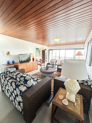 Basic Apartment | Living area - Vista para Oceano e Ar condicionado (Guarujá)